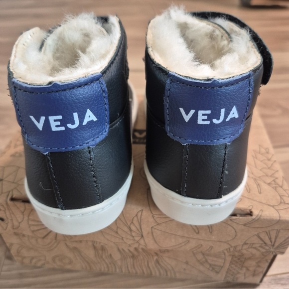 NWT Veja Kids Black Sneakers with White Details - Picture 3 of 4
